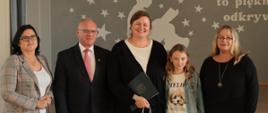 Pamiątkowe zdjęcie z momentu wręczenia stypendium stypendyście z I LO - w jego imieniu promesę odebrała mama