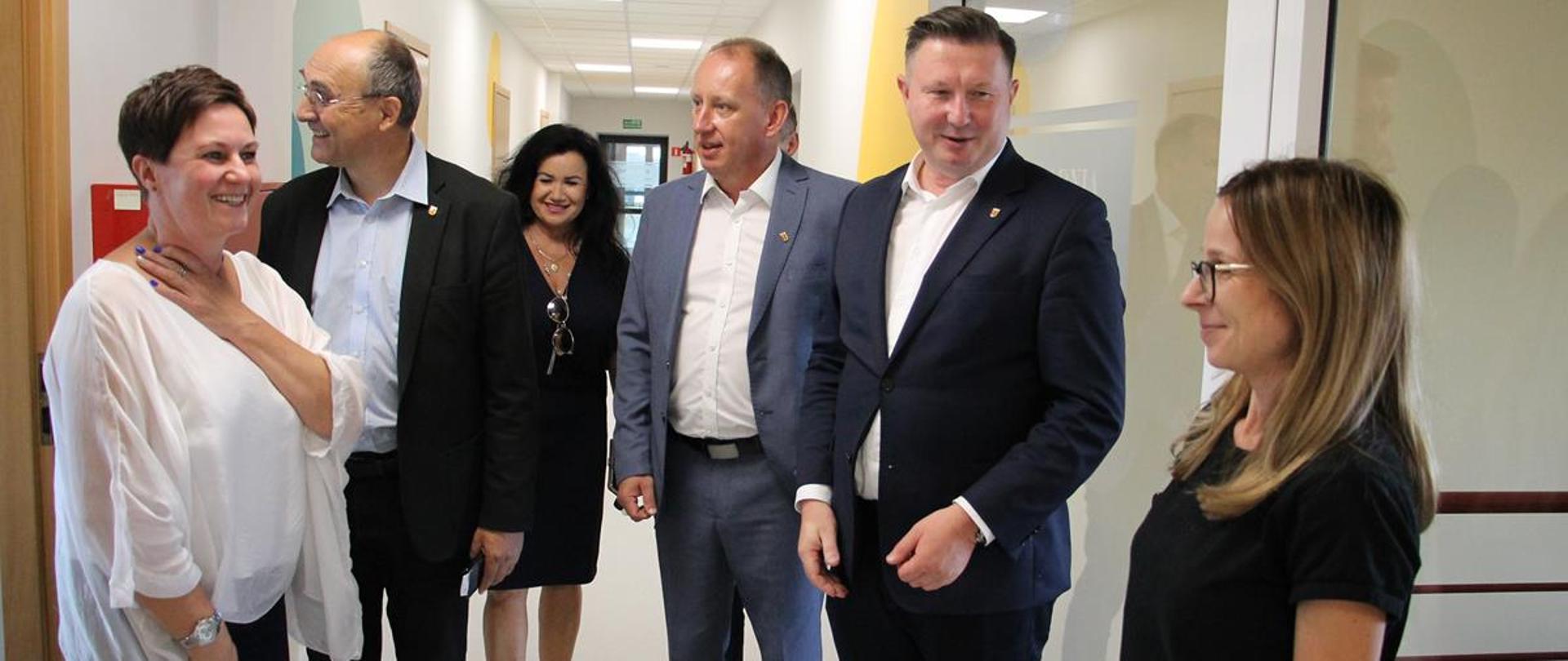 oglądanie odnowionego korytarza