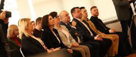Widownia - uczestnicy wydarzenia obserwują spektakl