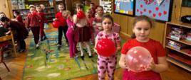 Zabawy z balonami - dzieci dmuchają balony
