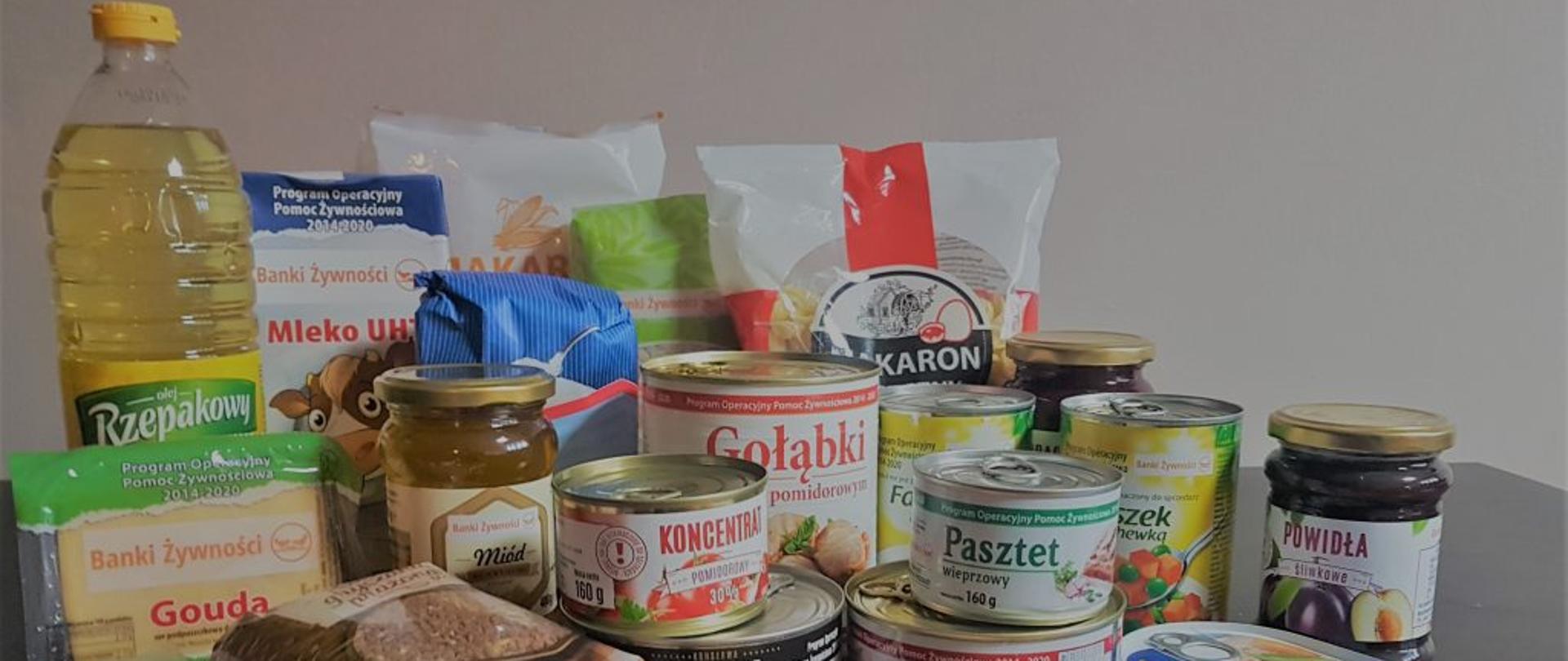 Zdjęcie przedstawia artykuły spożywcze typu: olej, cukier, pasztet itd.