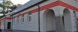 Zdjęcie przedstawia nową elewacje na budynku remizy OSP Udrzyn. Namalowane zostały także na niej poziomo 3 czerwone pasy oraz zamontowano nowe rynny.