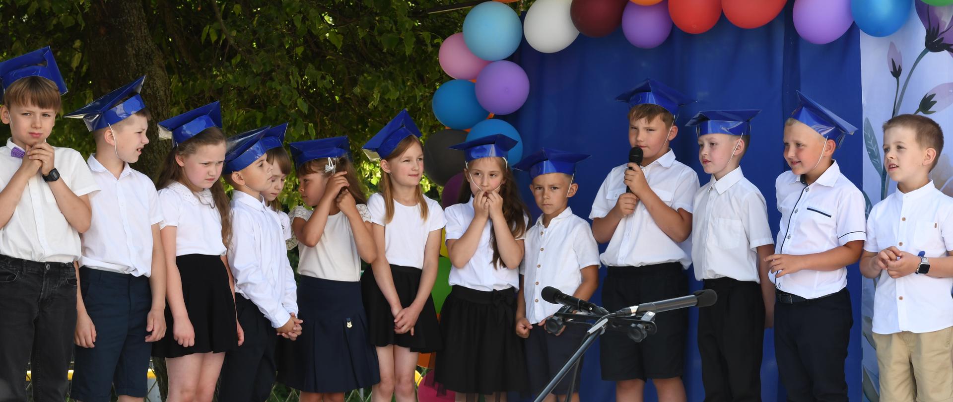 Dzieci mówiące wierszyki