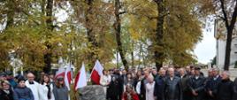 Zgromadzeni_przy_pomniku_Cichociemnych