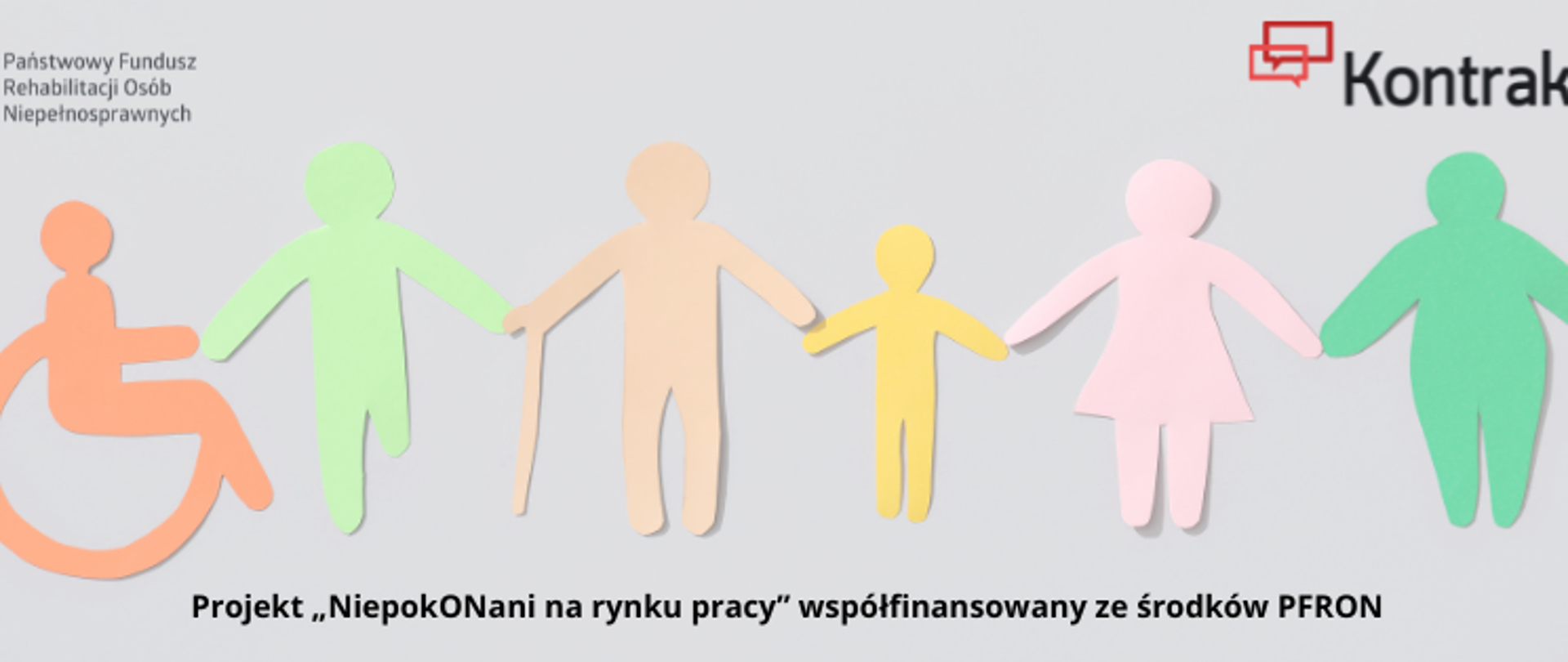 Baner reklamowy na szarym tle, na którym widnieje rząd siedmiu połączonych, kolorowych wycinanek papierowych figur ludzi. Od lewej do prawej: osoba na wózku inwalidzkim (jasnopomarańczowa), stojący dorosły (jasnozielony), osoba starsza z laską (beżowa), dziecko (żółte), osoba w sukience (jasnoróżowa), osoba o większej posturze (seledynowa) i kolejna postać. W górnym lewym rogu znajduje się logo Państwowego Funduszu Rehabilitacji Osób Niepełnosprawnych (czerwony tulipan w zielonej doniczce z czarnym napisem). W górnym prawym rogu znajduje się logo firmy Kontraktor (czerwone dymki czatu z czarnym napisem). Na dole banera, wyśrodkowany, czarny napis głosi: „Projekt „NiepokONani na rynku pracy” współfinansowany ze środków PFRON”.