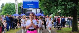 Orkiestra i mażoretki podczas parady