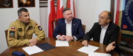 Komendant, starosta i wicestarosta podczas podpisania umowy w PSP w Białymstoku
