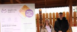 Przedstawiciele firm biorących udział w targach pozują do zdjęcia