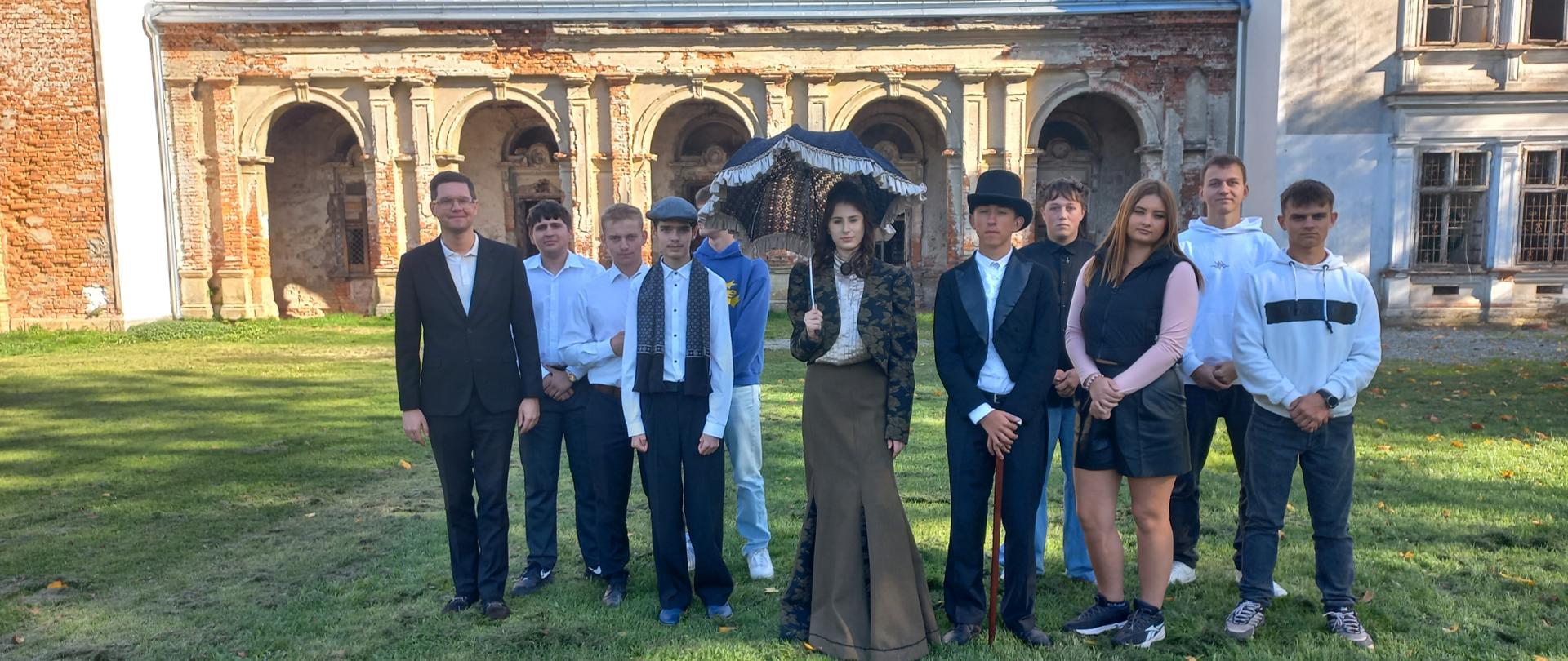 Uczniowie podczas nakręcania filmu o historii pałacu w Brzyskach
