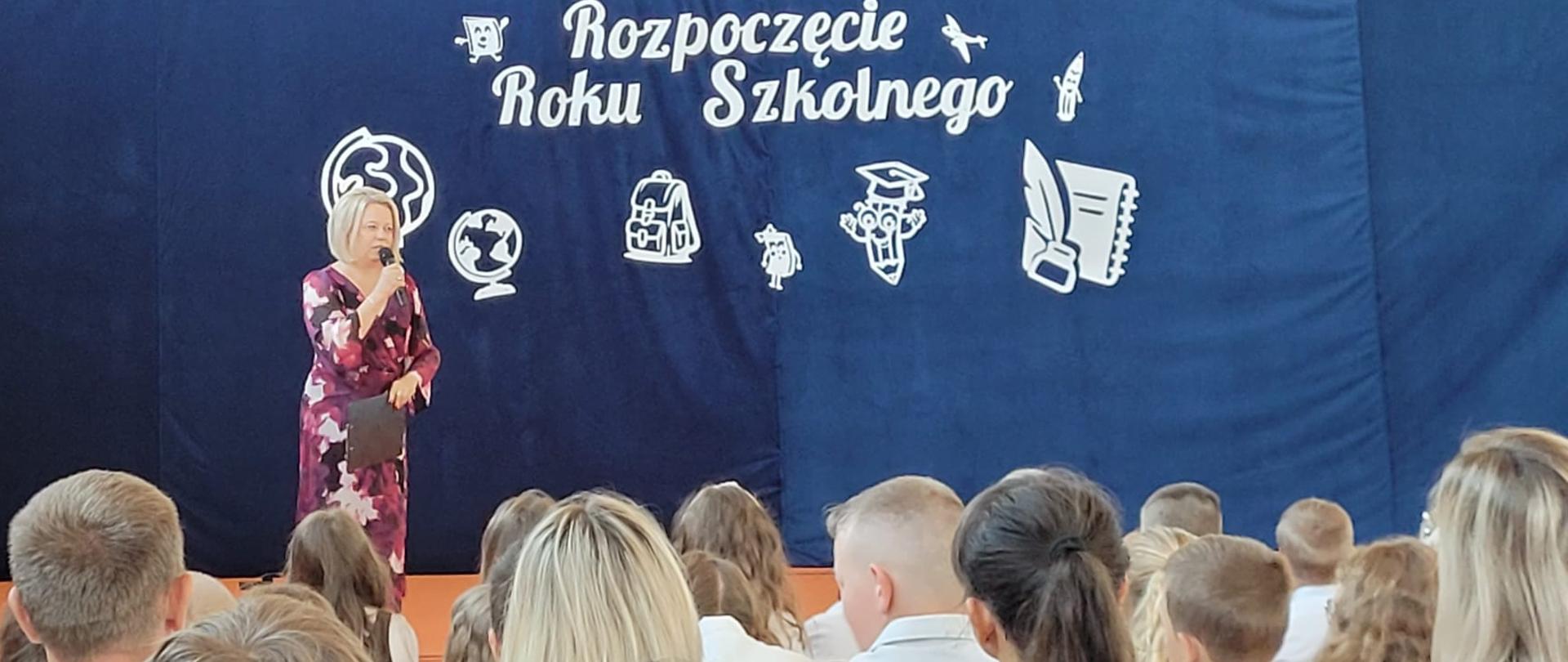 Do zebranej na sali gimnastycznej społeczności szkolnej przemawia Pani Dyrektor