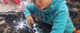Uczeń przy pracy - w zakładzie mechaniki pojazdów