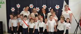 Dzieci biorące udział w wydarzeniu pozują do wspólnego zdjęcia