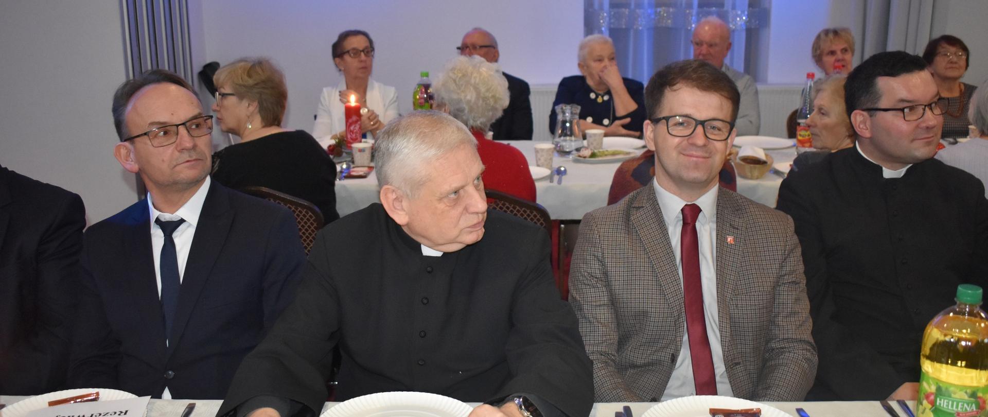 Wicestarosta Piotr Bożko gościł na wigilii Rodziny Caritas Diecezji Drohiczyńskiej 