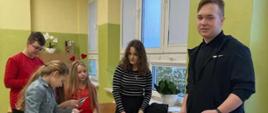 dzieci rozkładają kartki walentynkowe