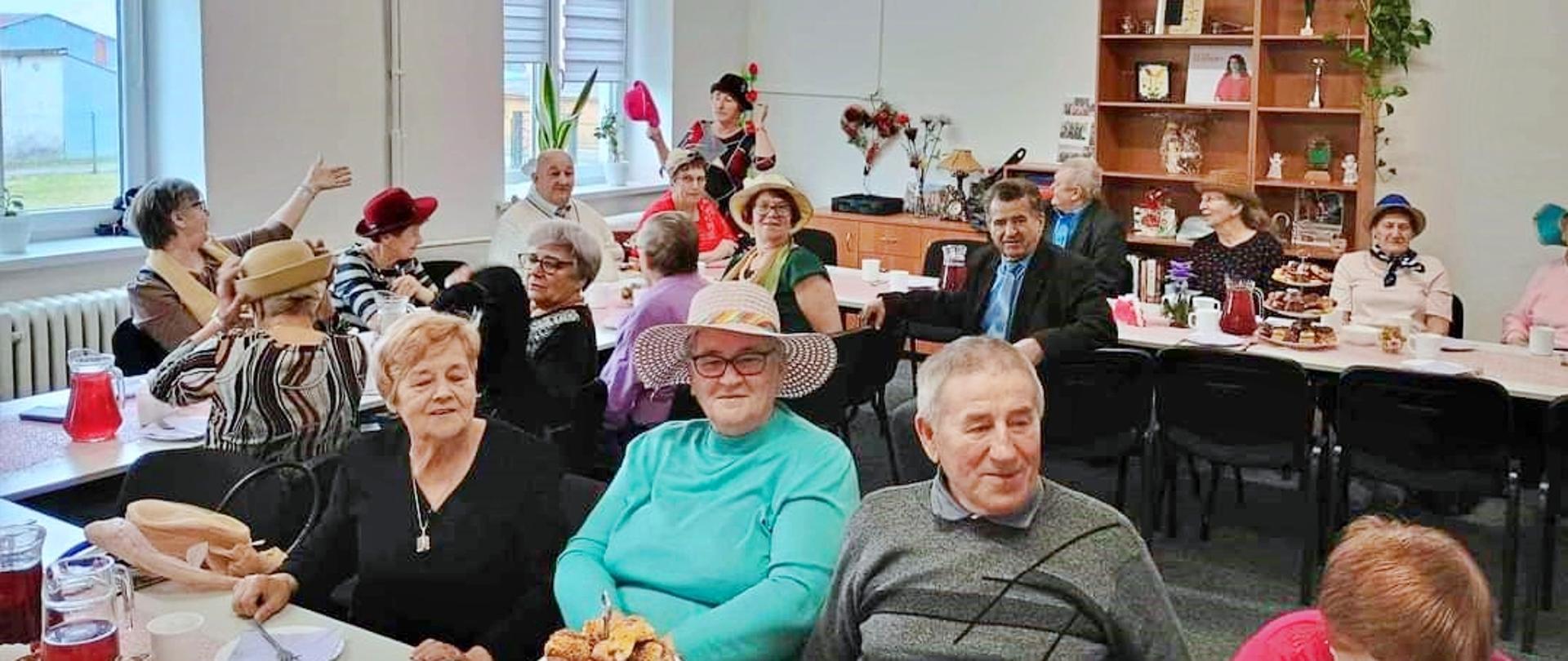 seniorzy świętuja dzień kobiet oraz dzień mężczyzn