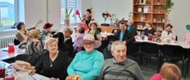 seniorzy świętują dzień kobiet oraz dzień mężczyzn
