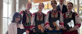 Nagrodzeni uczniowie pozują do zdjęcia
