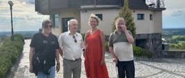 Uczestnicy wycieczki pozują na szczycie Pięknej Góry