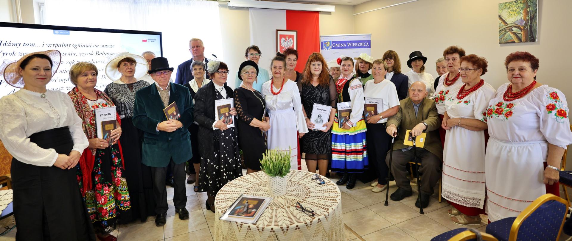 ludzie przebrani w stroje minionej epoki, czytają fragmenty ksiązki Kordian Juliusza Słowackiego