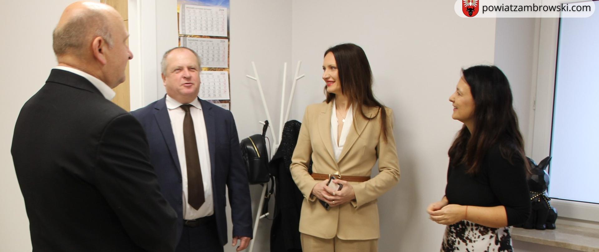 na zdjęciu znajdują się następujące osoby Kierownik PCPR, Wicestarosta Zambrowski, Starosta Zambrowski, Dyrektor Centrum