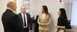 na zdjęciu znajdują się następujące osoby Kierownik PCPR, Wicestarosta Zambrowski, Starosta Zambrowski, Dyrektor Centrum