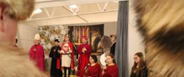 Młodzież w trakcie odgrywania scen w spektaklu
