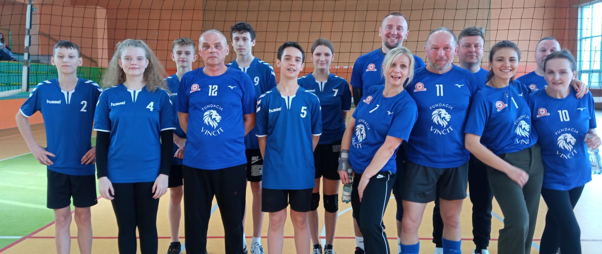 drużyna dzieci i dorosłych w strojach sportowych