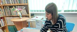 Dzieci uczestniczące w zajęciach z bibliotekarką