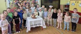 Pamiątkowe zdjęcie przedszkolaków biorących udział w świątecznych zajęciach