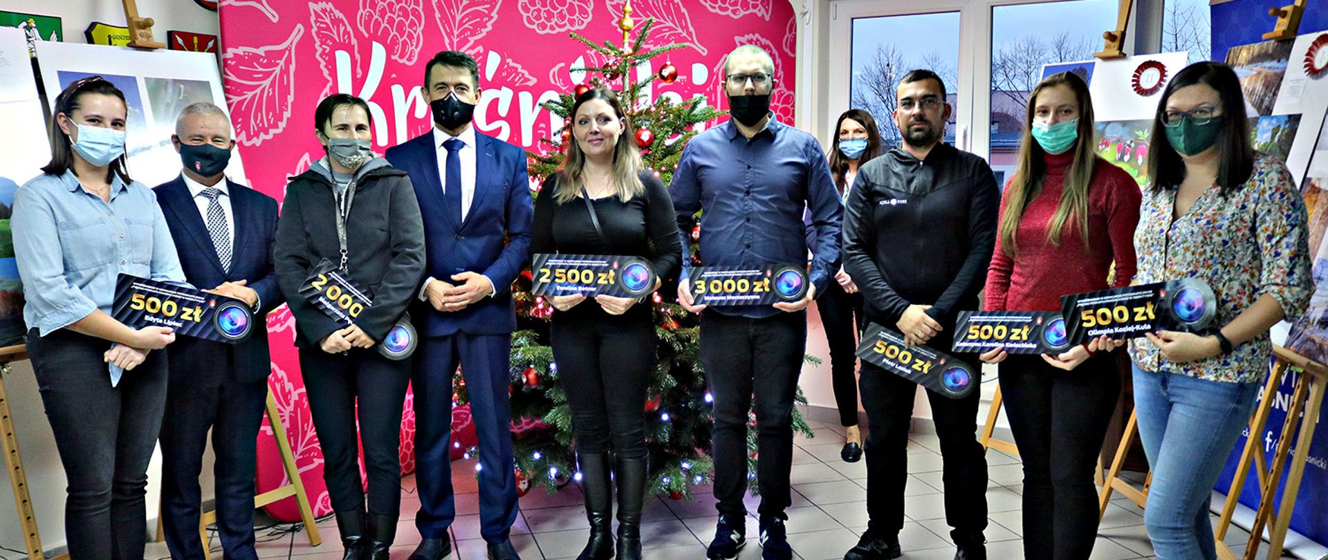 Sześciu laureatów konkursu fotograficznego Piękno Powiatu Kraśnickiego stojący z bonami pieniężnymi wraz ze Starostą Kraśnickim Andrzejem Rollą i Przewodniczącym Rady Powiatu w Kraśniku Jackiem Dubielem. 