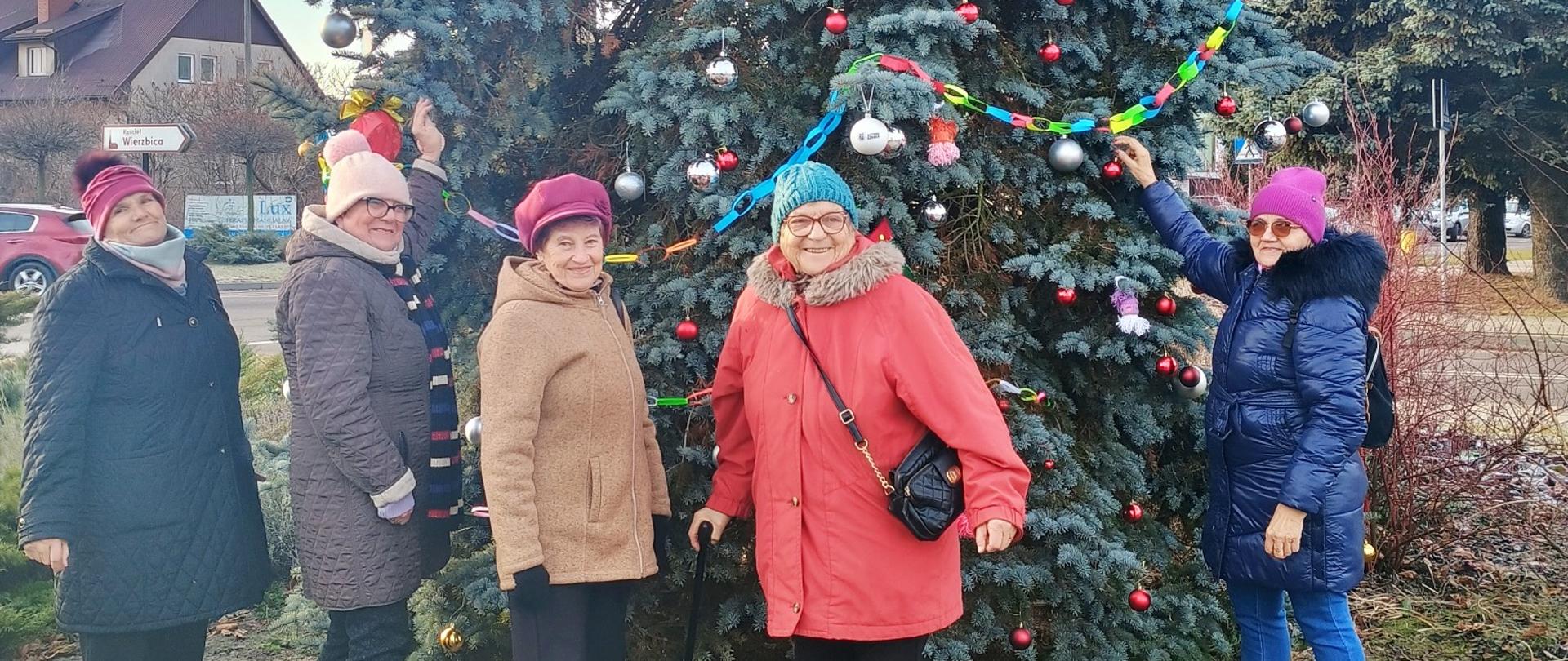 Seniorzy podczas wspólnego ubierania gminnej choinki