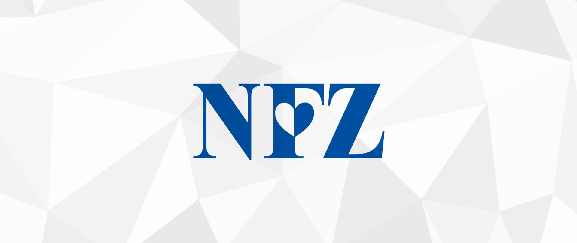Grafika przedstawia logo Narodowego Funduszu Zdrowia w postaci niebieskich liter NFZ. W literę F wbudowane jest serce. Logo znajduje się na tle złożonych z trójkątów w odcieniach szarości.