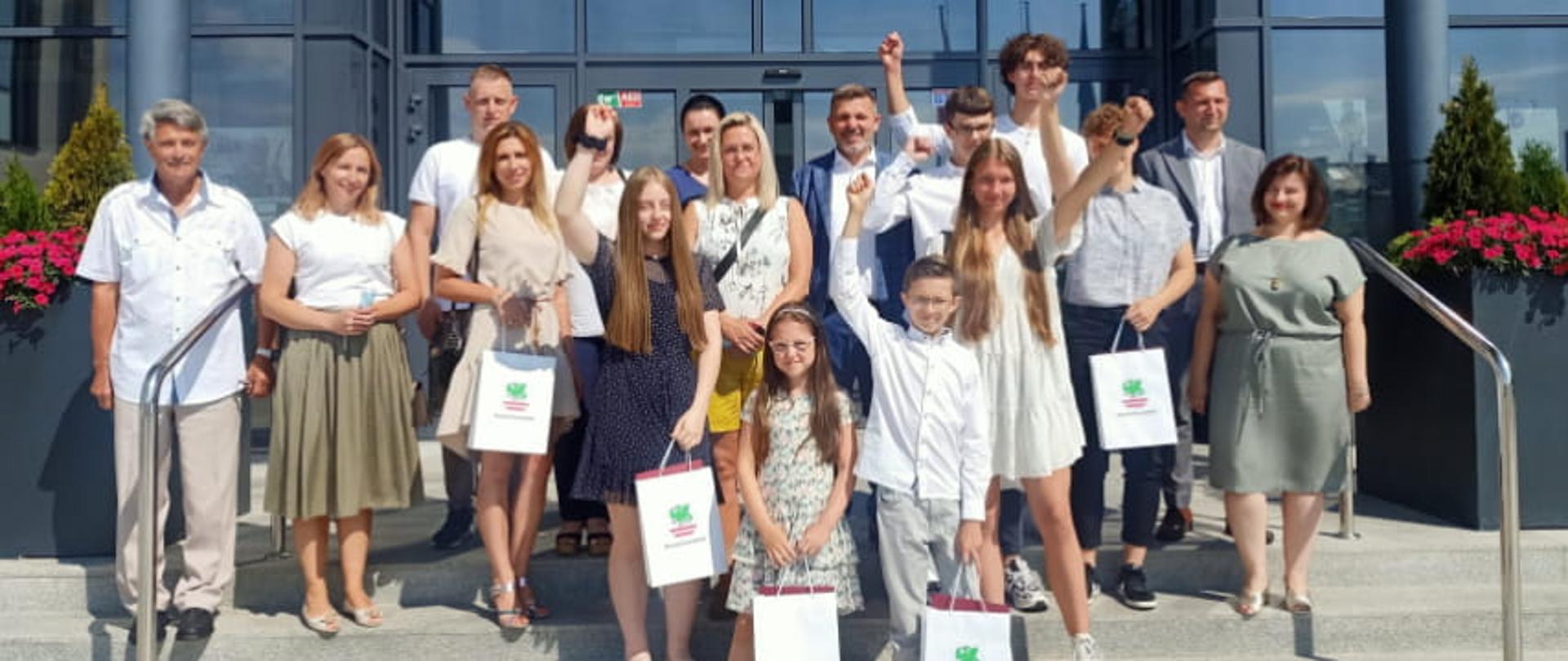 Stypendyści sportowi w 2021 r. - zdjęcie grupowe przed budynkiem Starostwa Powiatowego w Garwolinie 