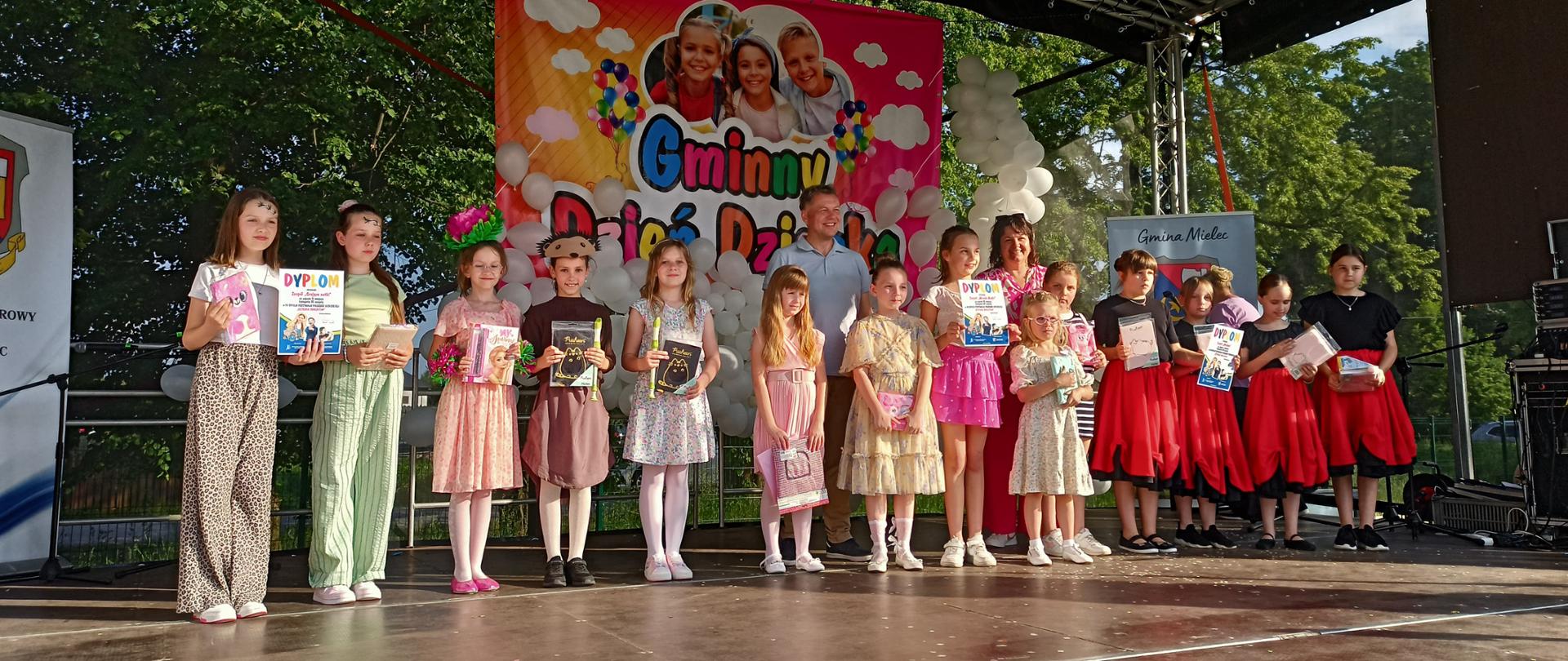 Laureaci konkursu stoją na scenie z nagrodami.