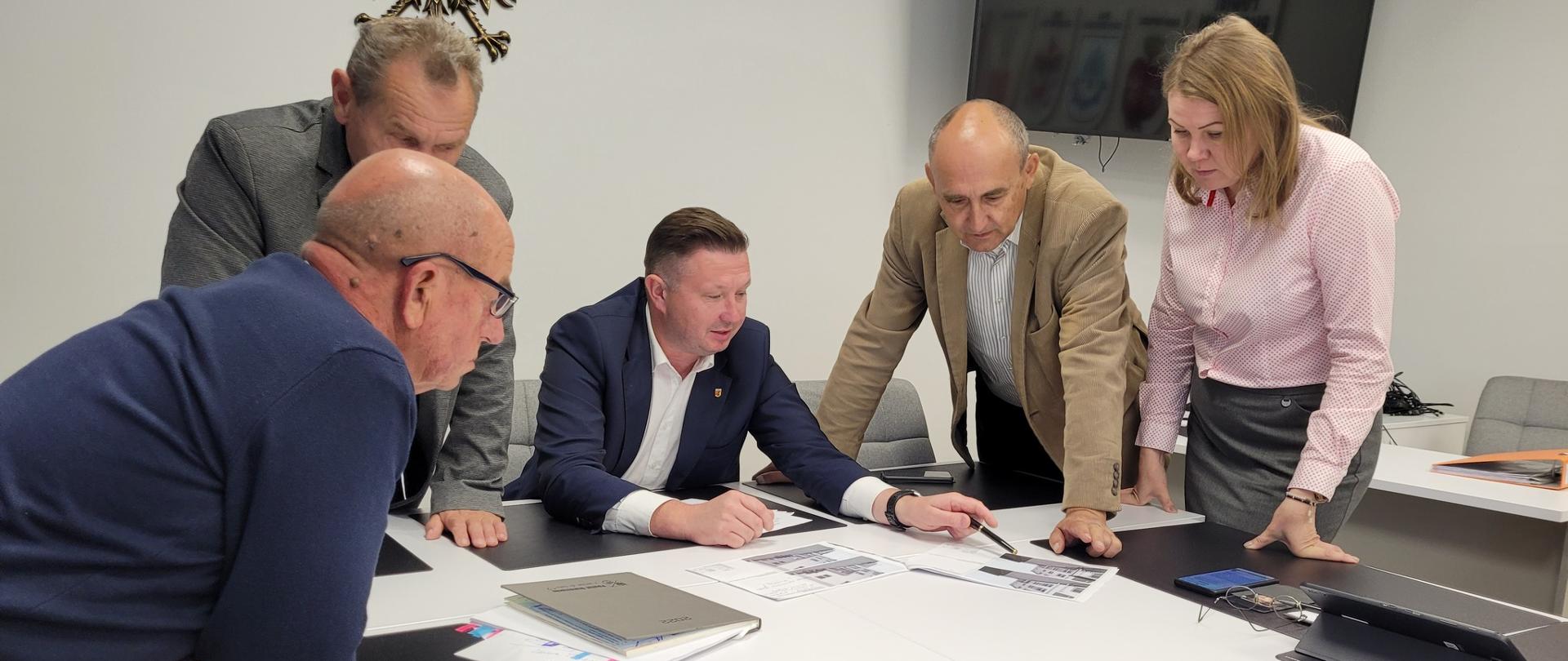 Zarząd Powiatu Białostockiego omawia z z-cą dyrektora Wydziału Organizacyjnego plan modernizacji budynku przy ul Słonimskiej
