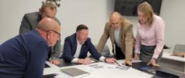 Zarząd Powiatu Białostockiego omawia z z-cą dyrektora Wydziału Organizacyjnego plan modernizacji budynku przy ul Słonimskiej
