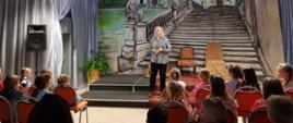 1 dorosły na scenie i widzowie
