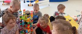 Dzieci w trakcie zabawy klockami LEGO