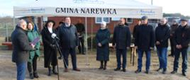 Uczestnicy zebrani na uroczystości - przemawia Starosta Hajnowski