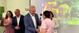 Moment wręczenia podziękowań rodzicom i opiekunom
