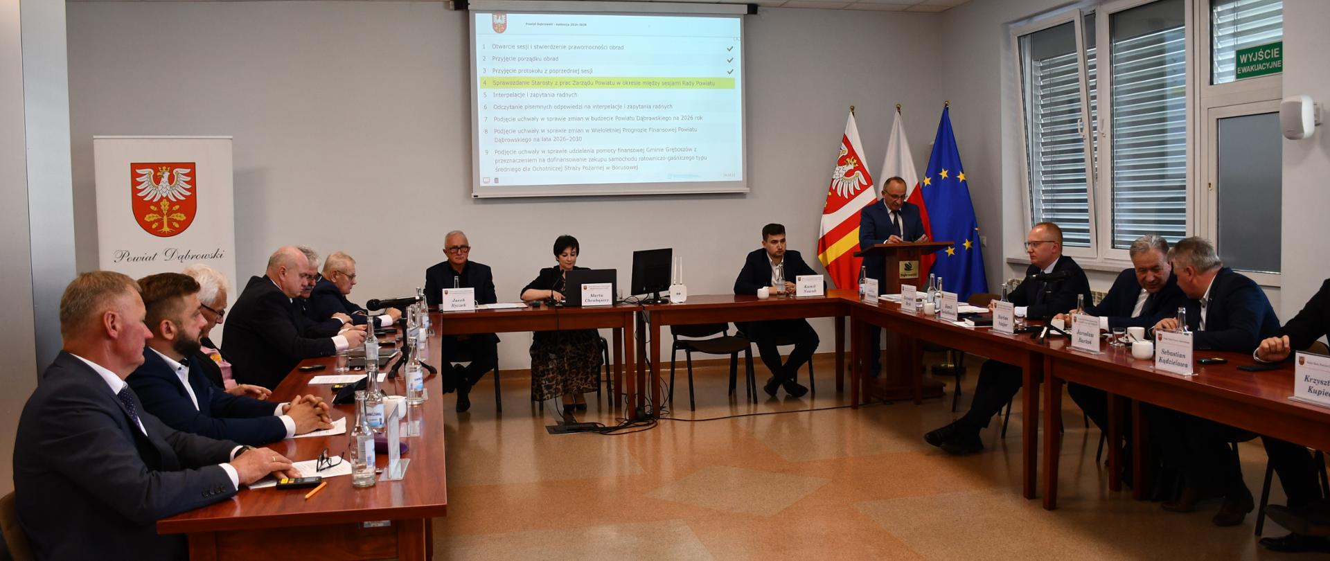 Radni podczas obrad w sali narad