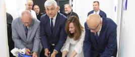 Uroczyste przecięcie wstęgi przez Wojewodę Podlaskiego, Starostę Hajnowskiego, kierownik pracowni rezonansu i dyrektora SP ZOZ