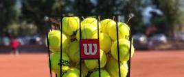 Koszyk z piłkami do tenisa ziemnego