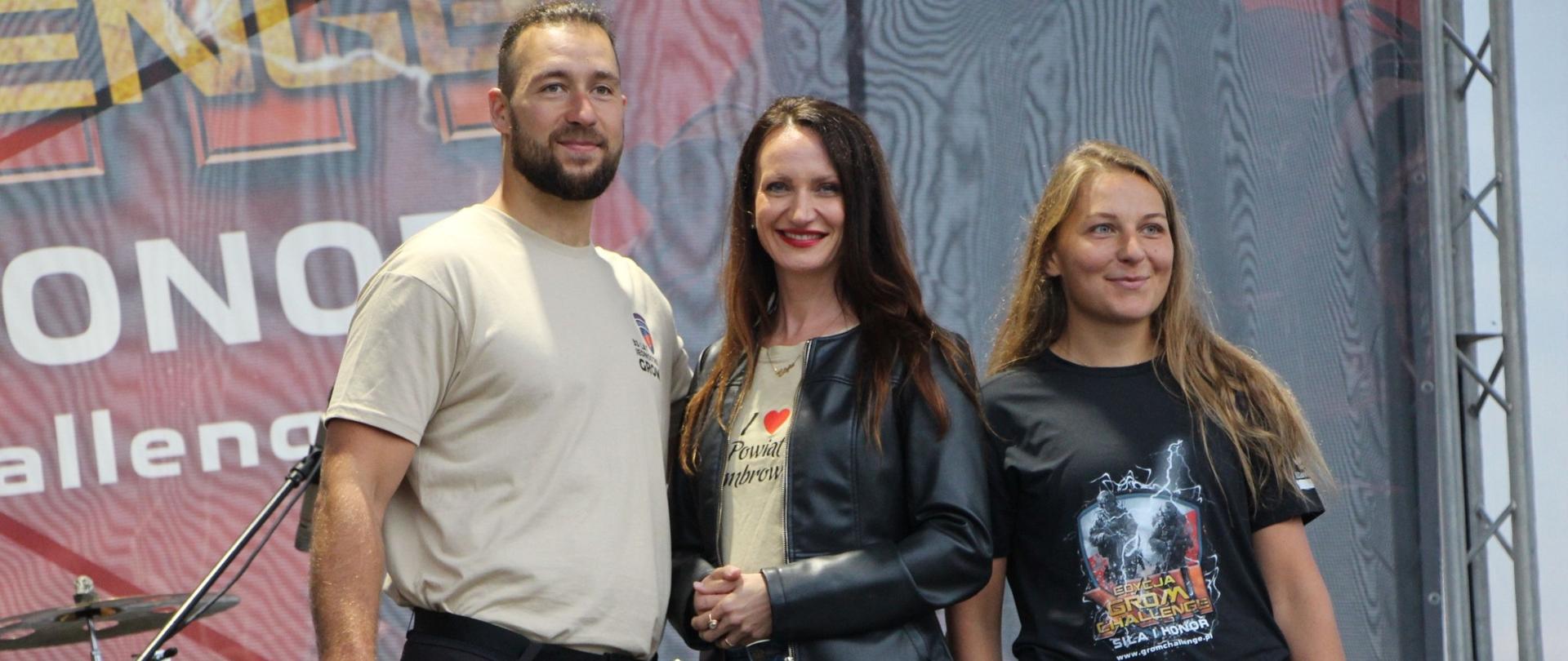 Starosta Zambrowski wręcza gratulacje i nagrody uczestnikom GROM Challenge – Siła i Honor w Czerwonym Borze