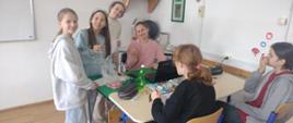 Uczennice klasy V prowadzą lekcję j.angielskiego w Dniu Samorządności - uczniowie biorą udział w lekcji.