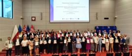 Grupa laureatów pozuje do zdjęcia
