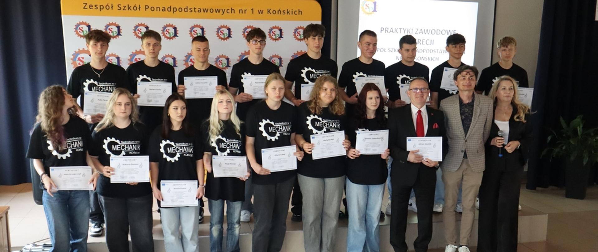 Fotografowie i mechanicy z mechanika z europassem