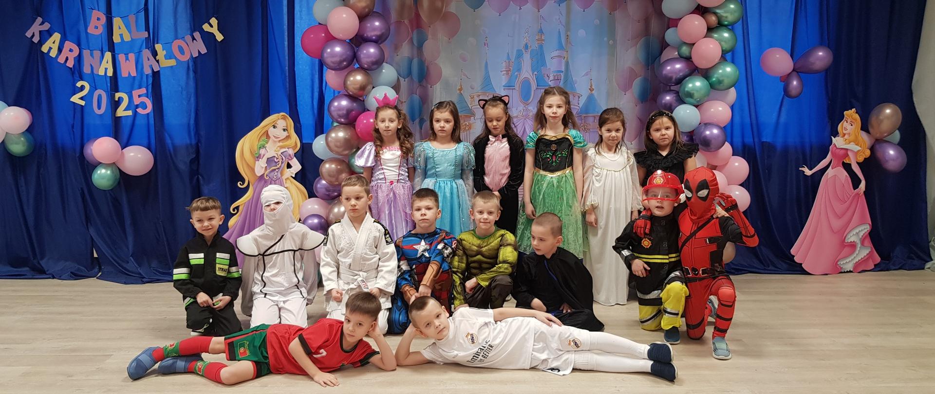 Dzieci w strojach karnawałowych