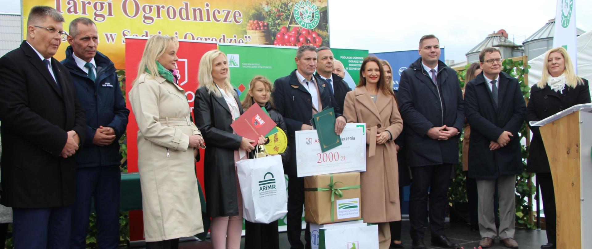 grupowe zdjęcie z Państwem Wasilak oraz z zaproszonymi gośćmi podczas rozstrzygnięcia konkursu "Bezpieczne Gospodarstwo" w Szepietowie