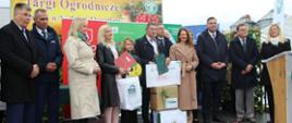 grupowe zdjęcie z Państwem Wasilak oraz z zaproszonymi gośćmi podczas rozstrzygnięcia konkursu "Bezpieczne Gospodarstwo" w Szepietowie